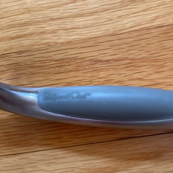 The Pampered Chef Satin handle cheese knife with cover - Picture 2 of 6